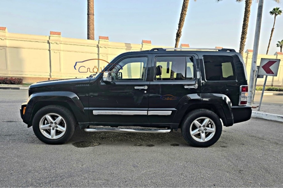Cherokee Jeep أسود