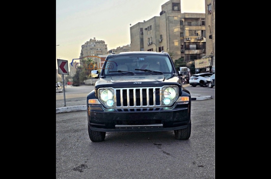 Cherokee Jeep أسود