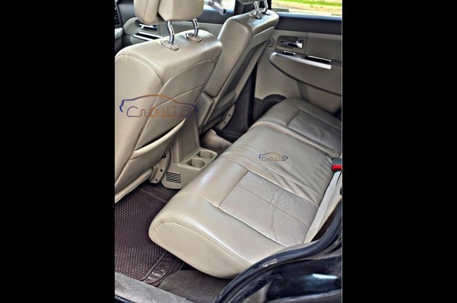 Cherokee Jeep أسود