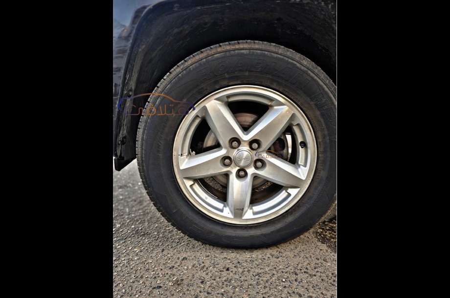 Cherokee Jeep أسود