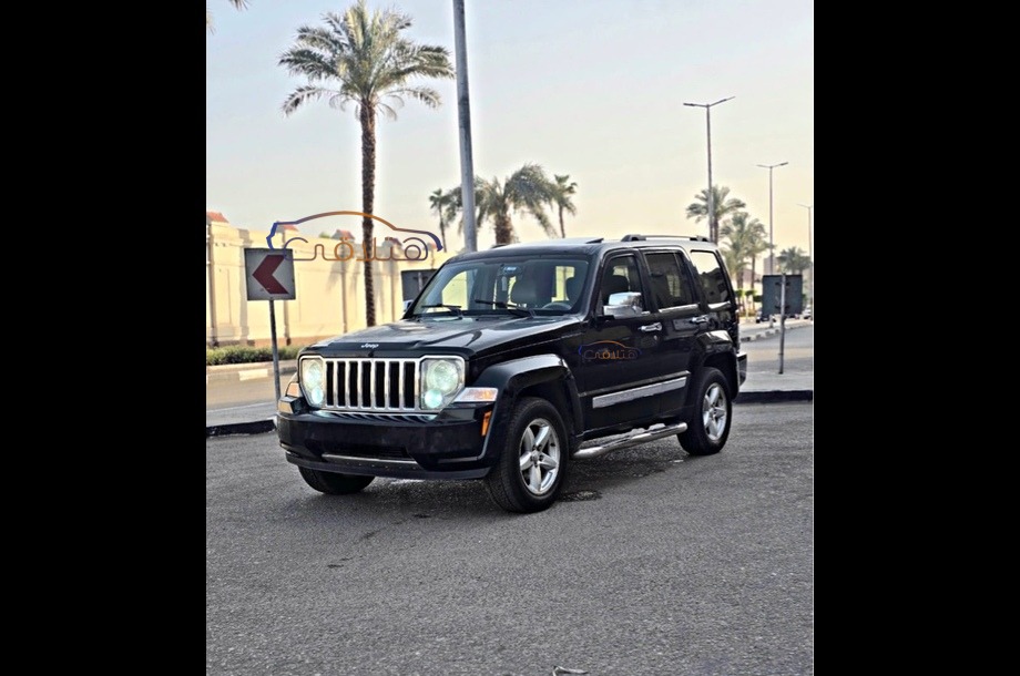 Cherokee Jeep أسود