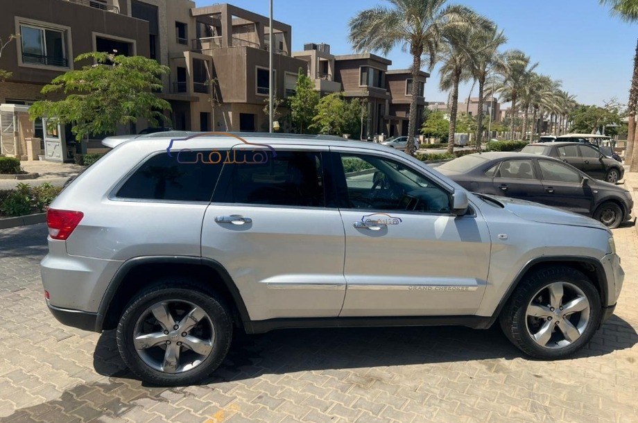 Grand Cherokee Jeep فضي