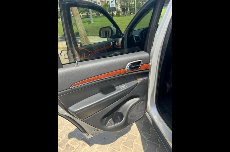 Grand Cherokee Jeep فضي