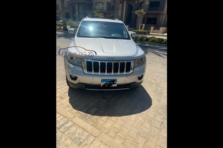 Grand Cherokee Jeep فضي