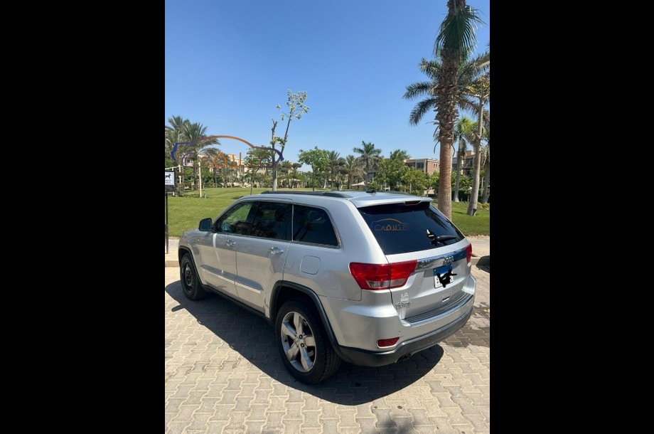 Grand Cherokee Jeep فضي