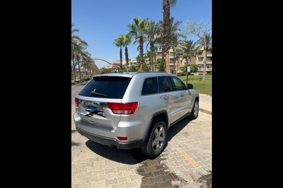 Grand Cherokee Jeep فضي