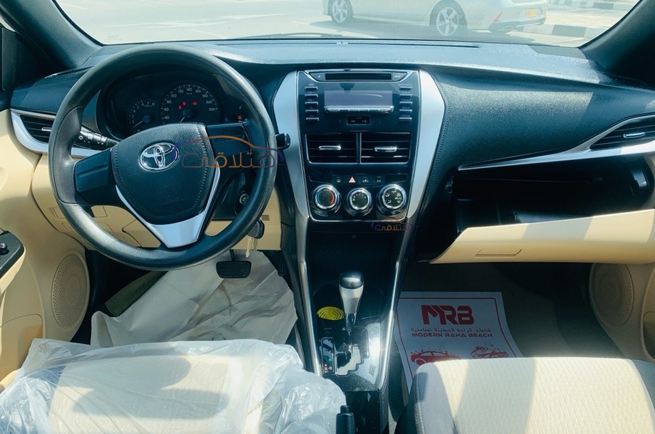 Yaris Toyota أبيض