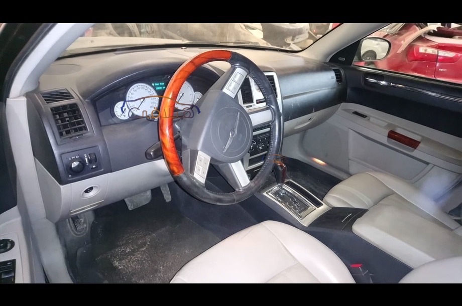 300 Chrysler أبيض