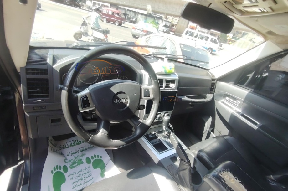 Cherokee Jeep أسود