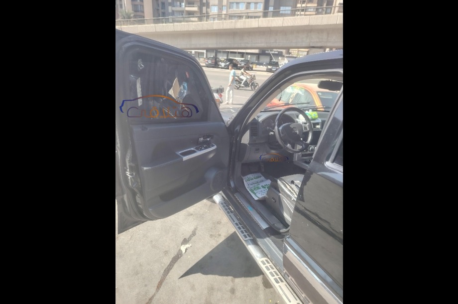 Cherokee Jeep أسود