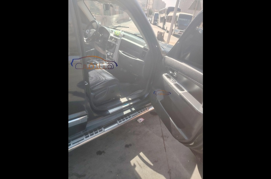 Cherokee Jeep أسود