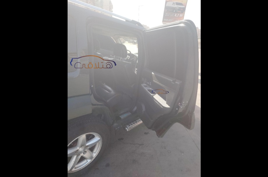 Cherokee Jeep أسود