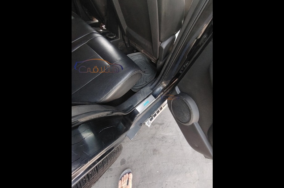 Cherokee Jeep أسود