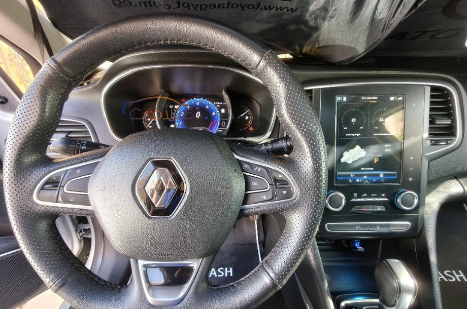 Megane Renault فضي