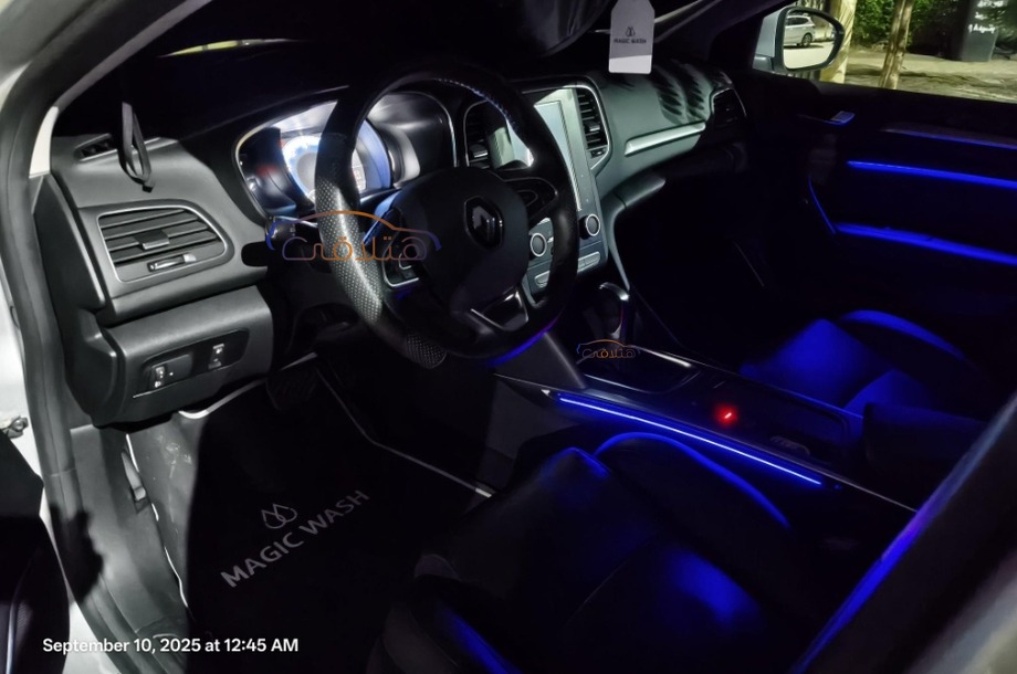 Megane Renault فضي