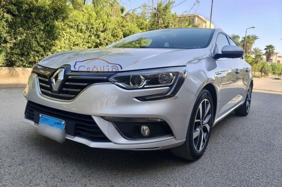 Megane Renault فضي