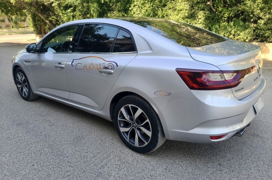 Megane Renault فضي