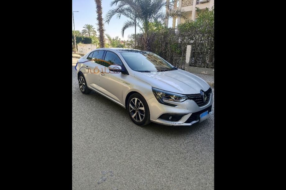 Megane Renault فضي
