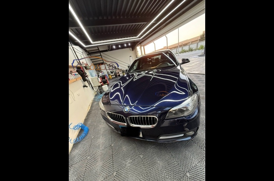 528 BMW الأزرق الداكن