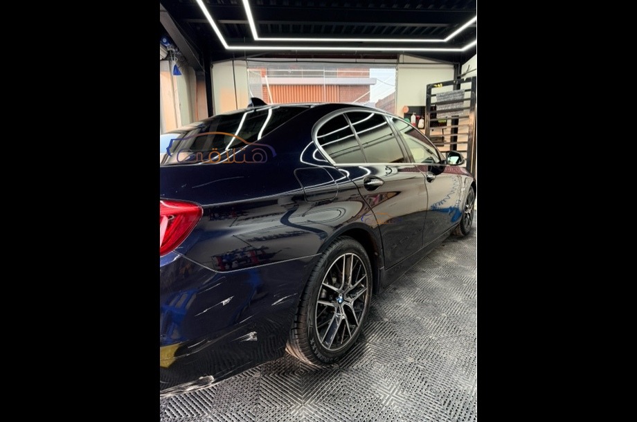 528 BMW الأزرق الداكن