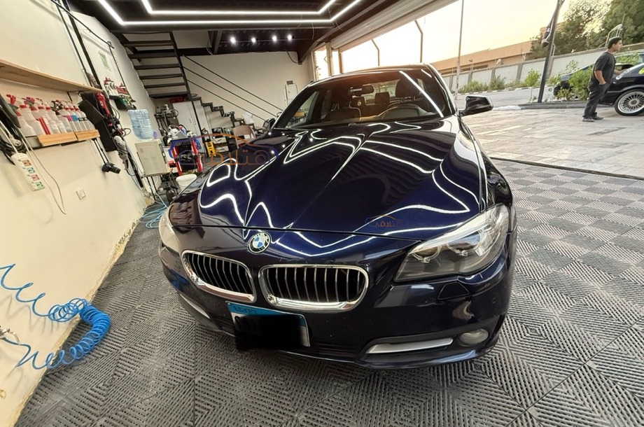 528 BMW الأزرق الداكن