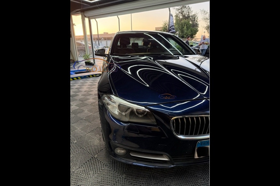 528 BMW الأزرق الداكن
