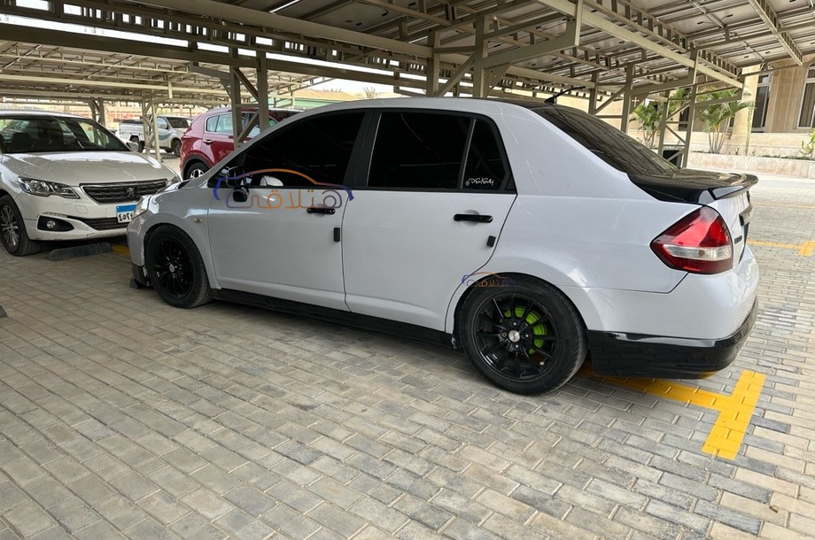 Tiida Nissan رمادي