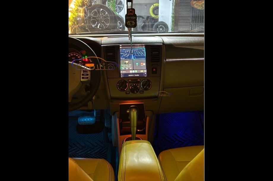 Tiida Nissan رمادي