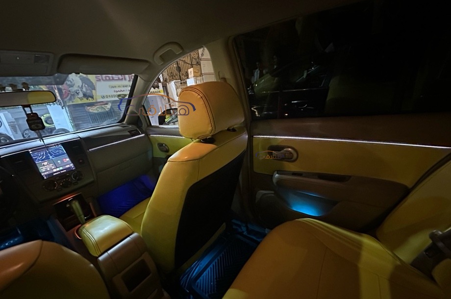 Tiida Nissan رمادي