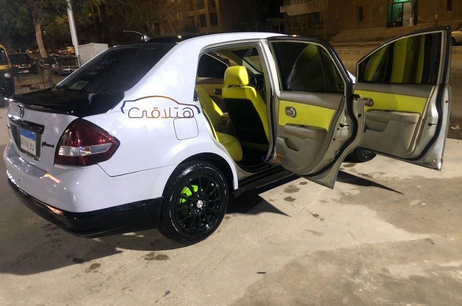 Tiida Nissan رمادي