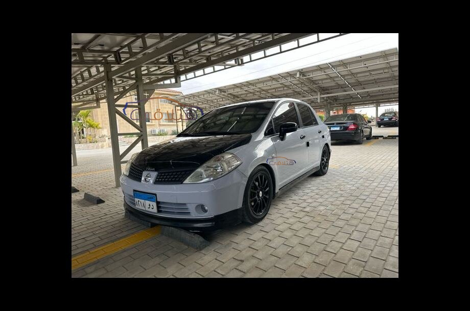 Tiida Nissan رمادي