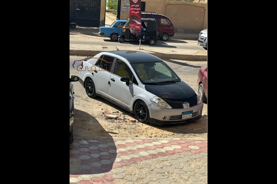 Tiida Nissan رمادي