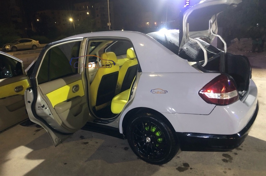 Tiida Nissan رمادي