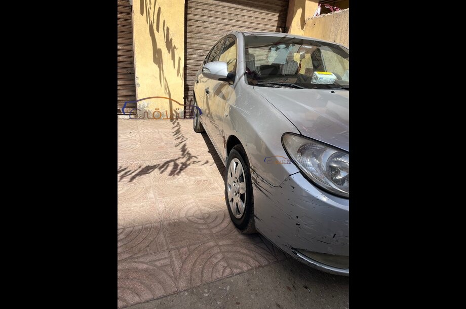 Elantra Hyundai فضي
