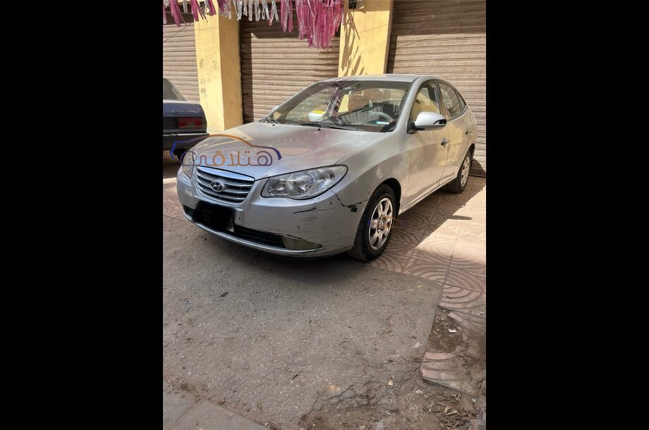 Elantra Hyundai فضي