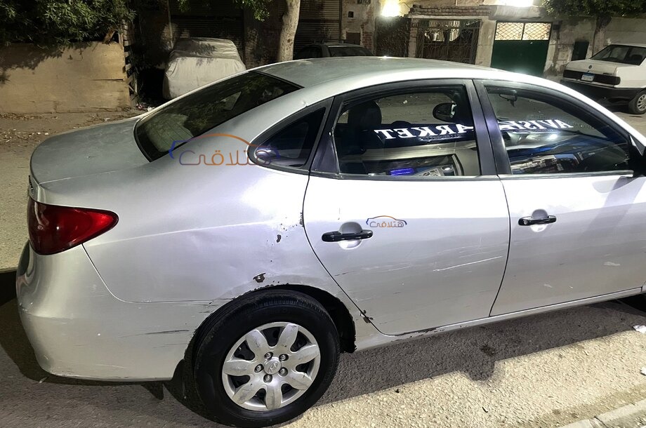 Elantra Hyundai فضي