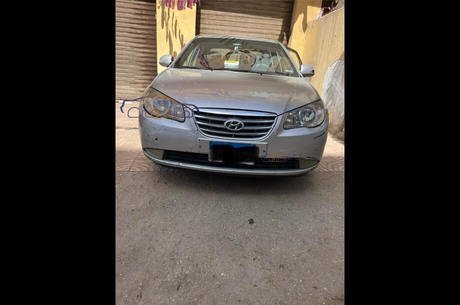 Elantra Hyundai فضي