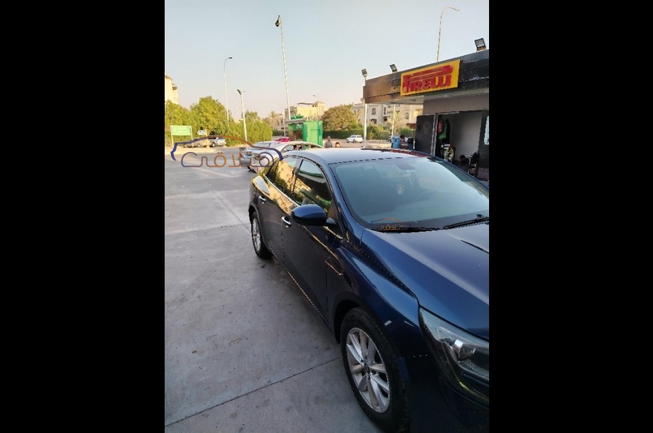 Megane Renault الأزرق الداكن