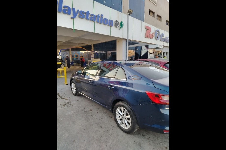 Megane Renault الأزرق الداكن