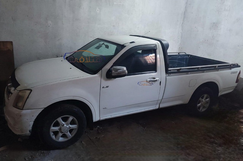 D max Isuzu أبيض
