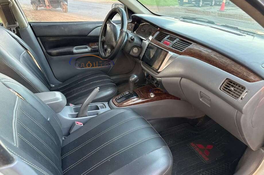 Lancer Mitsubishi أبيض