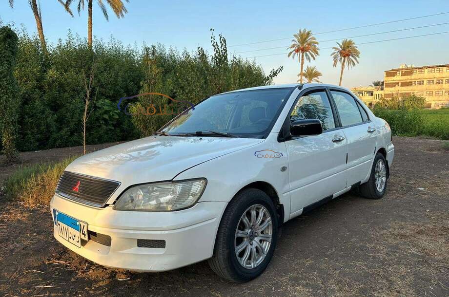 Lancer Mitsubishi أبيض