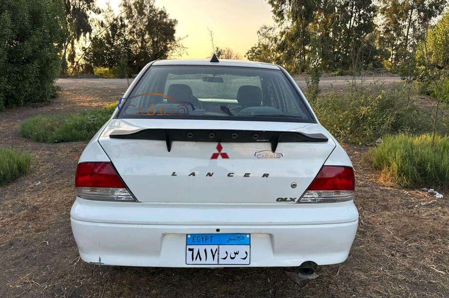 Lancer Mitsubishi أبيض
