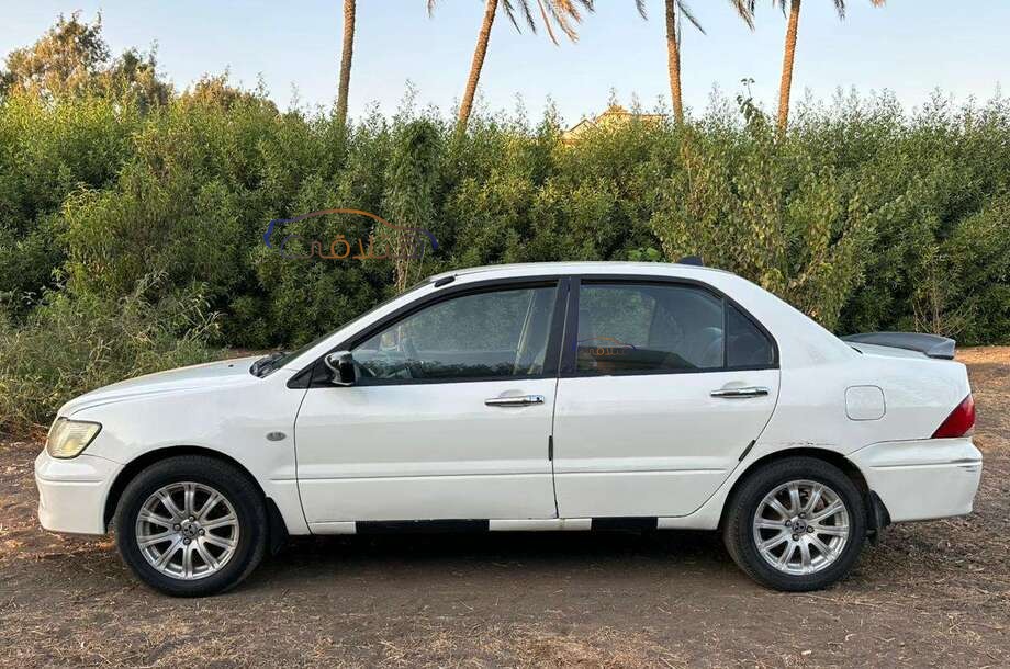 Lancer Mitsubishi أبيض