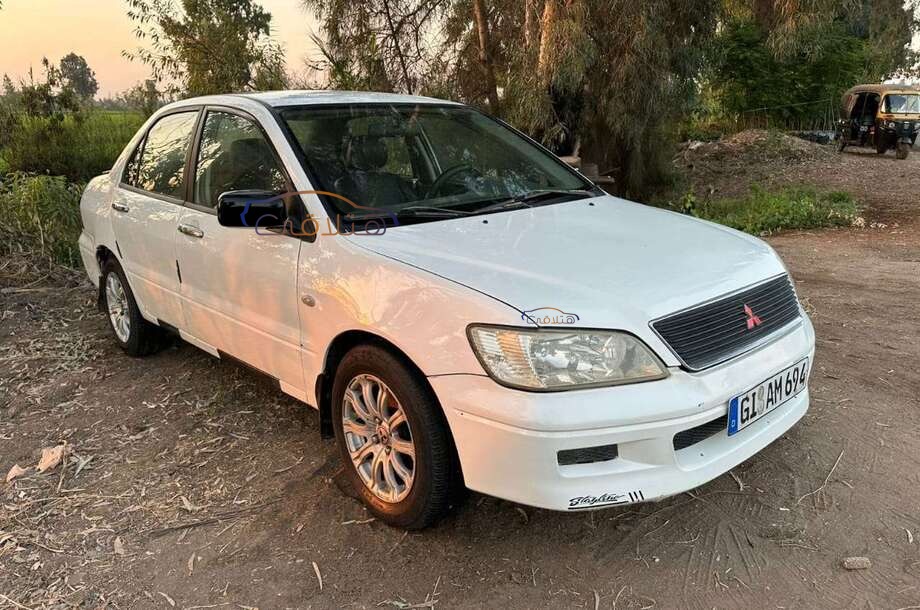 Lancer Mitsubishi أبيض