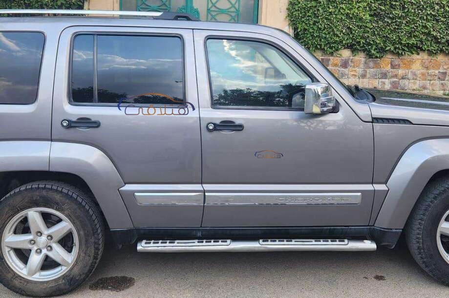 Cherokee Jeep رمادي