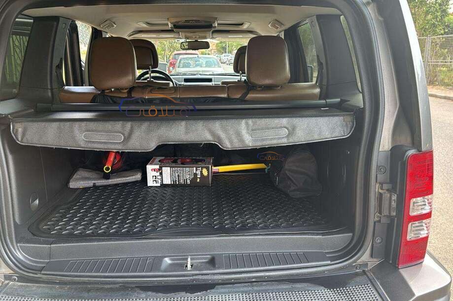 Cherokee Jeep رمادي