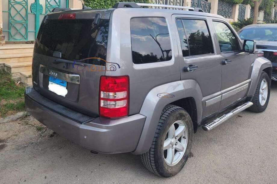 Cherokee Jeep رمادي