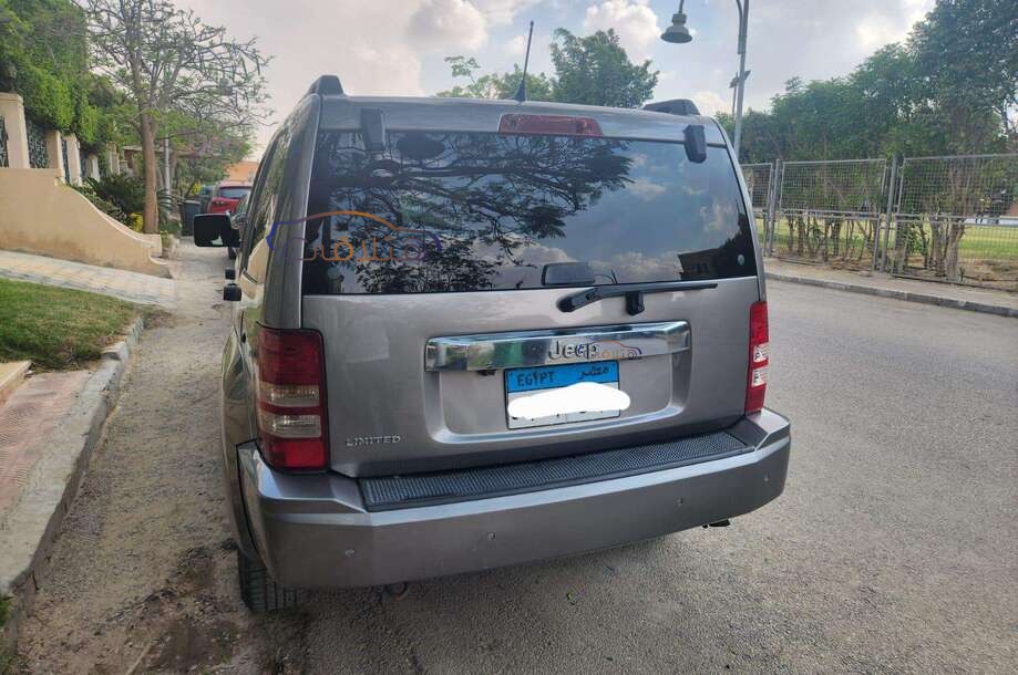Cherokee Jeep رمادي
