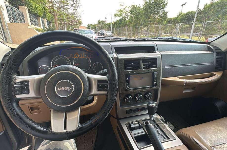 Cherokee Jeep رمادي